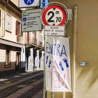 Dissuasori per la sosta nella Campidoglio pedonale Dissuasori per la sosta nella Campidoglio pedonale