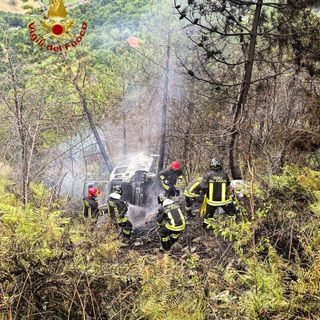 Lanzo Torinese, auto finisce fuori strada e prende fuoco: un ferito trasportato in ospedale
