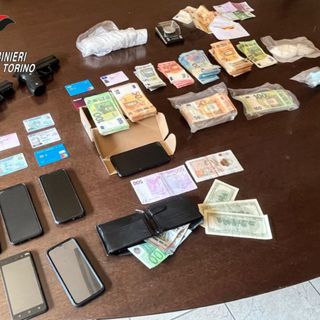 In casa nascondeva cocaina e oltre 47mila euro: in manette 39enne a Giaveno