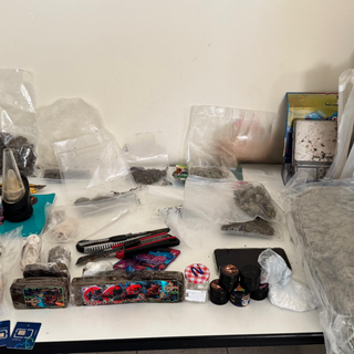 Presso l'abitazione dell'uomo sono state trovate diverse tipologie di droga