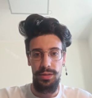 Un primo piano di Luca Losardo