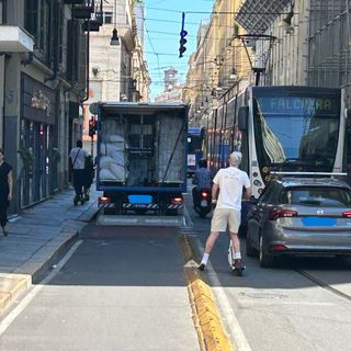 Mezzi lasciati sulle piste ciclabili di Torino