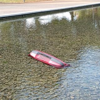 Piazza d’Armi, fontane come discariche: spunta un paraurti tra i getti d'acqua