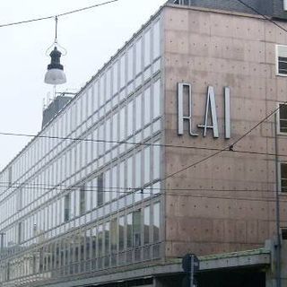 Blitz della Digos: scattano perquisizioni per aver imbrattato le sedi di Fratelli d'Italia e RAI