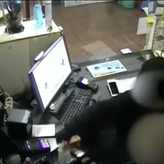 Col volto coperto e un coltello porta via 4.000 euro a un distributore di carburanti: arrestati rapinatore e palo [VIDEO]