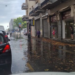 La strada allagata in corso Vercelli