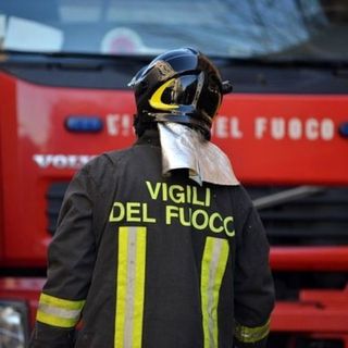 Piazza Nizza, a fuoco un appartamento: sul posto i vigili del fuoco