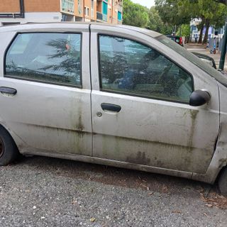 L'auto abbandonata in via Fleming