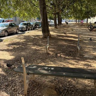 La denuncia dei cittadini: "Le panchine del giardinetto cadono a pezzi"