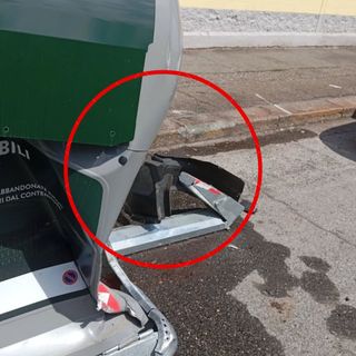 Nell'incidente l'auto ha perso il paraurti