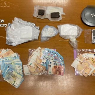 Marito e moglie spacciano droga al Lago Sirio: il blitz in casa dei Carabinieri Marito e moglie spacciano droga al Lago Sirio: il blitz in casa dei Carabinieri