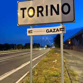 Uno dei messaggi affissi da CasaPound nel corso della notte Uno dei messaggi affissi da CasaPound nel corso della notte