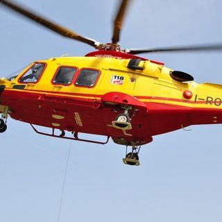 Tragedia a Cuorgnè, uomo schiacciato da un escavatore: muore durante il trasporto in ospedale