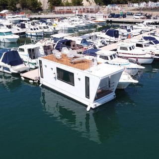 Arriva ad Andora la prima HOUSEBOAT della Liguria: un nuovo modo di vivere il mare firmato BlueBay Group SRL e Skorpion SRL Arriva ad Andora la prima HOUSEBOAT della Liguria: un nuovo modo di vivere il mare firmato BlueBay Group SRL e Skorpion SRL