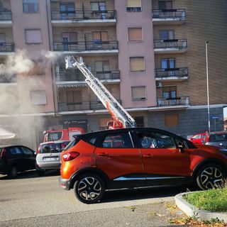 Nichelino, paura per un incendio in una palazzina di via Juvarra