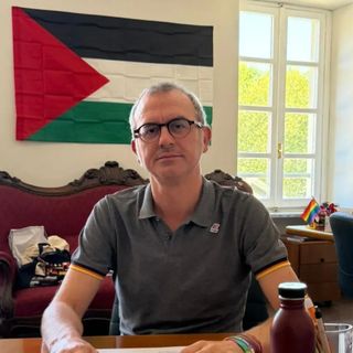 Bandiera della Palestina nell'ufficio dell'assessore, ma c'è chi lo attacca: "Mai fregato niente di altre guerre"