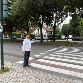 Il consigliere Schirru davanti all'attraversamento di corso Allamano