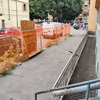 Le condizioni della scalinata davanti alla mutua