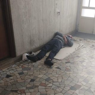 C’è uno sconosciuto che dorme nell’androne: “Qui serve più sicurezza”