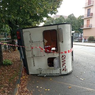 Il camper ribaltato a Mirafiori