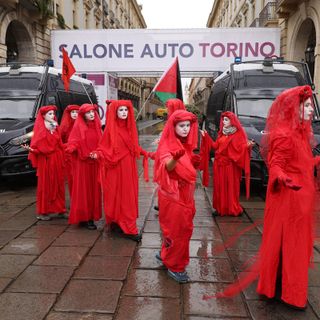Blitz di Exctinction Rebellion durante l'inaugurazione del Salone dell'Auto