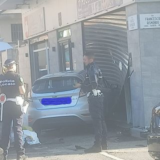 Incidente in strada: un'auto finisce dentro un negozio
