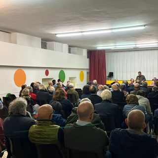 Assemblea molto partecipata in via Vibò