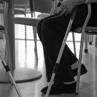 Torna a camminare a 100 anni grazie all’equipe di ortopedia dell'Asl To5