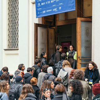 Lunghe code e grandi affollamenti tra le sale per la settimana dell'arte