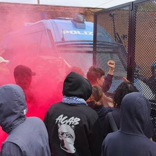 Incidenti e tensioni all'esterno delle Ogr