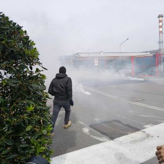 Tensioni da Leonardo: Pro Pal lanciano petardi, Polizia risponde con lacrimogeni