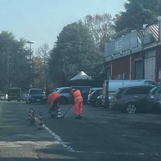 Operai al lavoro in via Ravina