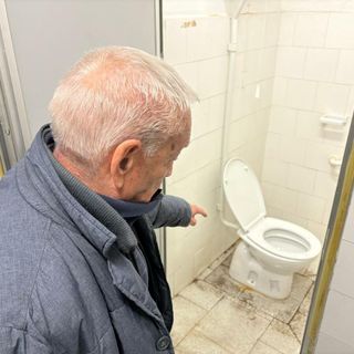 Rossi indica l'allagamento nei bagni del centro d'incontro