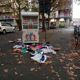 Degrado in piazza Sofia: "Contenitori abiti usati trasformato in discarica"