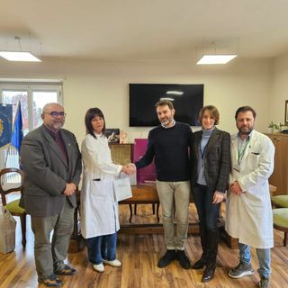 Un momento della consegna dei cosmetici