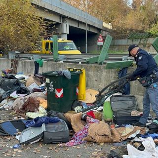 Le masserizie ritrovate nei pressi del sottopasso di corso Venezia