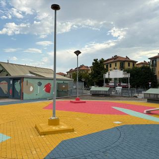 Dopo i banchi le auto, l'ex mercato coperto Racconigi 51 diventa un parcheggio