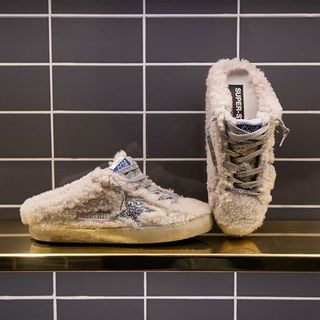 Le sneakers donna firmate non sono più una tendenza. Sono un codice estetico in continua evoluzione