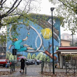Il grande tennis dentro e fuori le scuole: inaugurato un murale all’istituto Sinigaglia