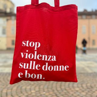 Uffici del Turismo in rosso per dire “No alla violenza sulle donne”