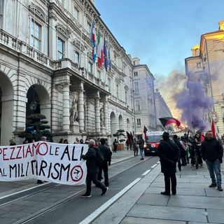Corteo antimilitarista davanti al Comune di Torino