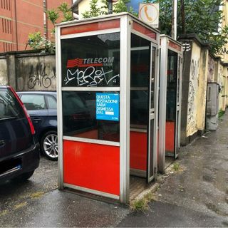 Cabine telefoniche abbandonate