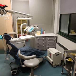 Dentista sorpreso al lavoro senza abilitazione