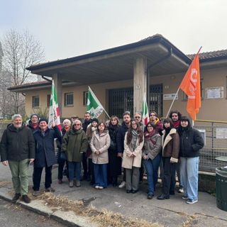 Un momento della manifestazione di questa mattina in via Bellono