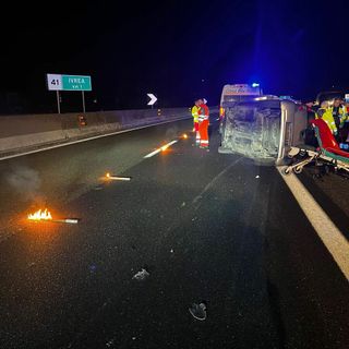 Auto ribaltata sull'A5: un ferito trasportato in ospedale a Ivrea