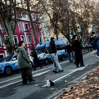 Si gioca a calcio davanti all’Aska sgomberato