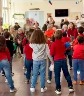 I bambini delle scuole di Nichelino 'regalo di Natale' per gli anziani della Rsa