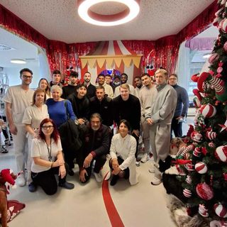 I calciatori del Toro portano doni e sorrisi ai piccoli pazienti del Regina Margherita