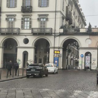 I muri coperti da graffiti in piazza Vittorio Veneto