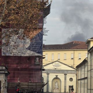 Iveco Daily in fiamme in piazza Crispi: alta colonna di fumo nei cieli di Torino